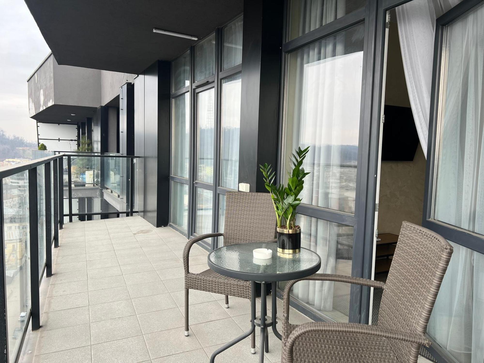 Apartments Vip Avalon Lviv Extérieur photo