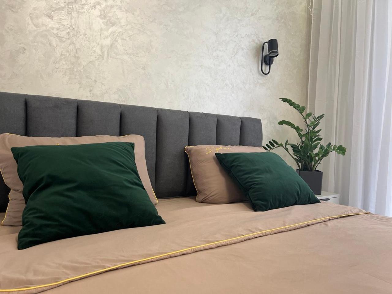 Apartments Vip Avalon Lviv Extérieur photo