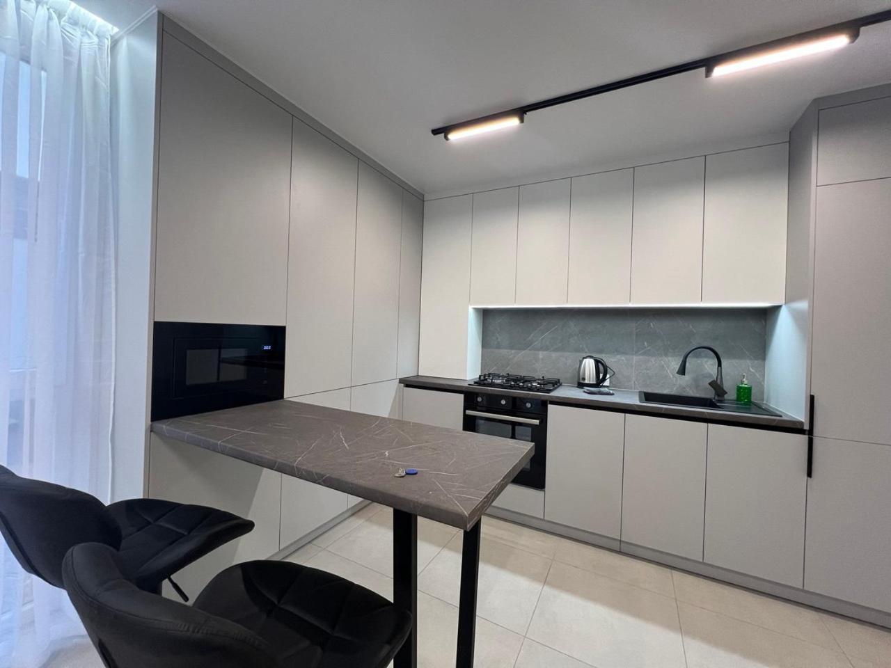 Apartments Vip Avalon Lviv Extérieur photo
